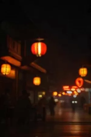 檐下听雨封面：老屋檐角的雨滴与青瓦